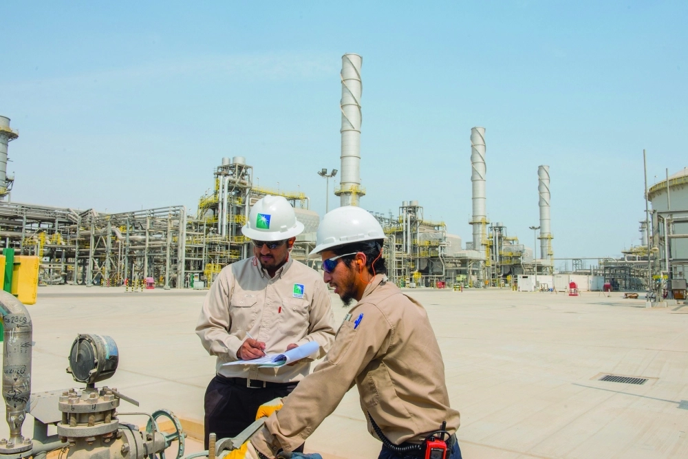 مهندسان يتابعان أعمال أحد المشاريع                            (مكة)