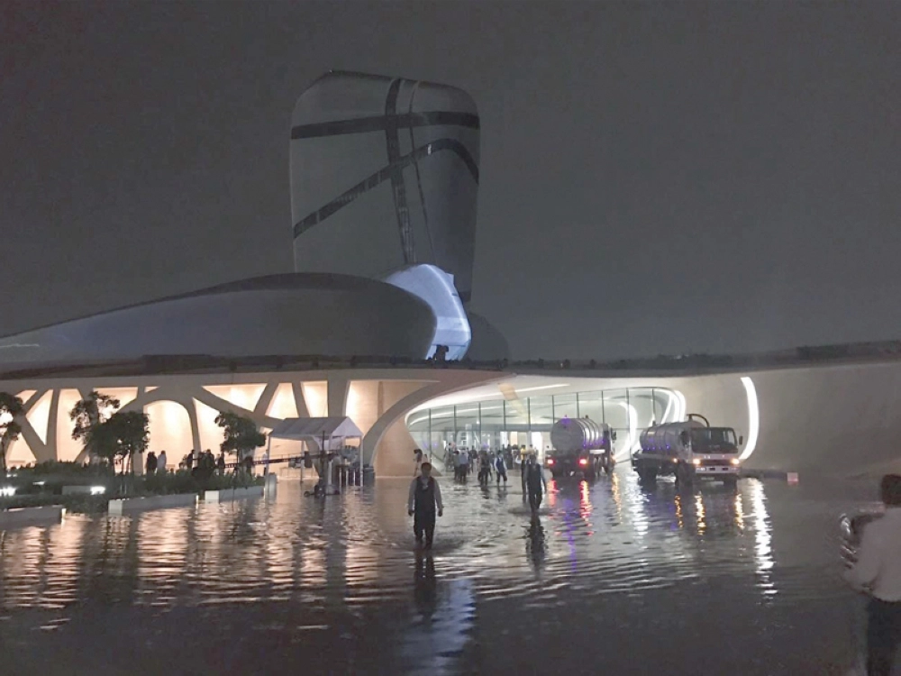 الأمطار وقد ملأت ساحات مركز الملك عبدالعزيز الثقافي                       (مكة)
