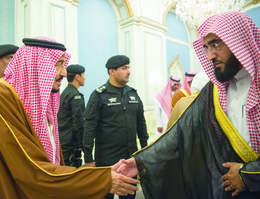 .. ومصافحا أحد الأهالي