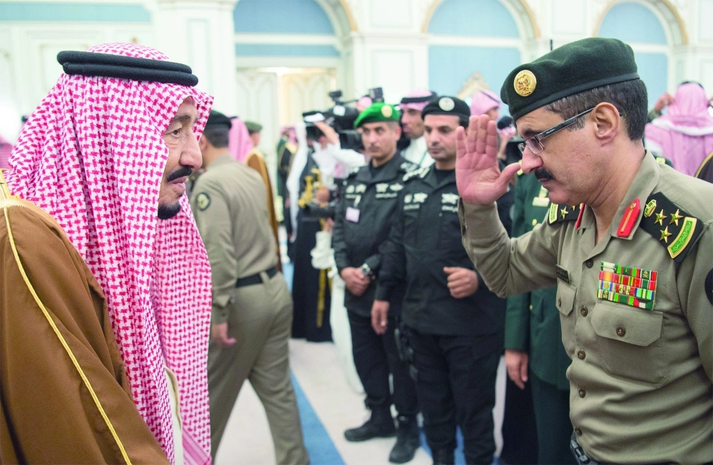 الملك سلمان مستقبلا مسؤولين عسكريين