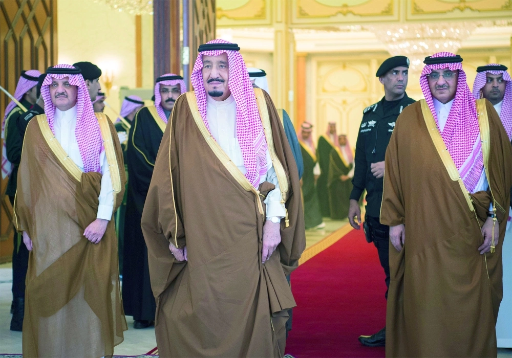 الملك سلمان لدى وصوله حفل أهالي الأحساء ويبدو ولي العهد وأمير المنطقة الشرقية