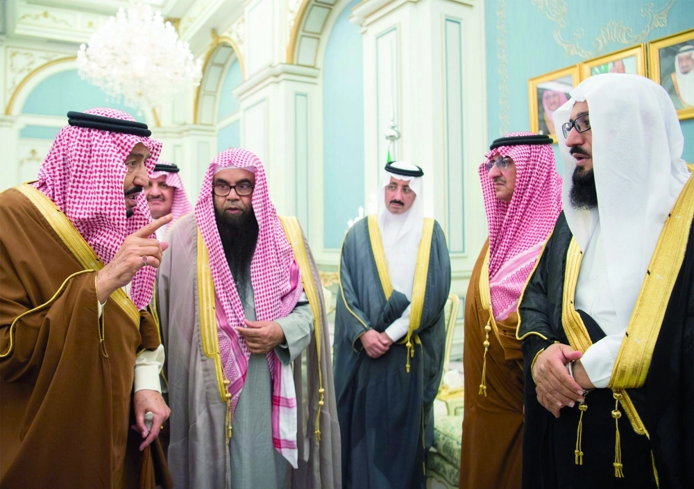  .. ومتحدثا مع الأهالي بحضور ولي العهد وأمير الشرقية ومحافظ الأحساء