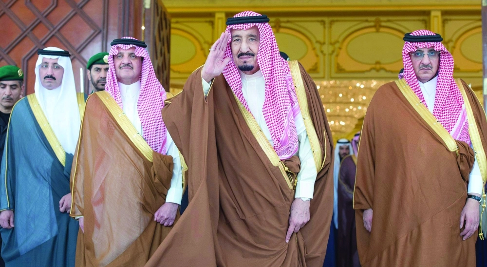  خادم الحرمين لدى وصوله مقر الحفل ويبدو ولي العهد وأمير المنطقة الشرقية ومحافظ الأحساء