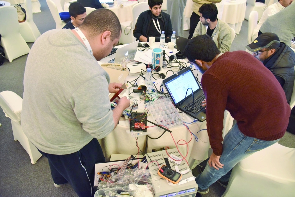الشباب المتنافسون بتحدي هاكاثون                          (مكة)