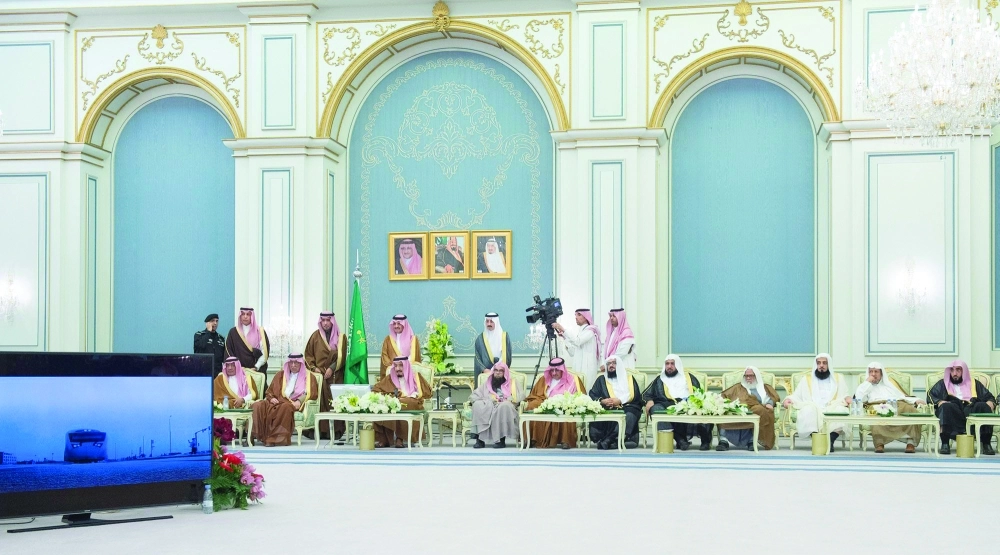 الملك سلمان لدى رعايته حفل تدشين ووضع حجر أساس مشاريع الإسكان بالأحساء أمس ( واس)