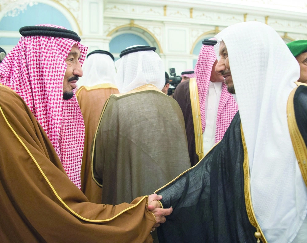 الملك سلمان يصافح أحد المواطنين