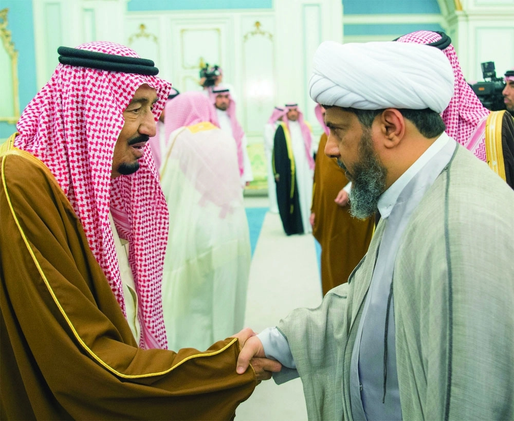 الملك سلمان مصافحا أحد أهالي الأحساء