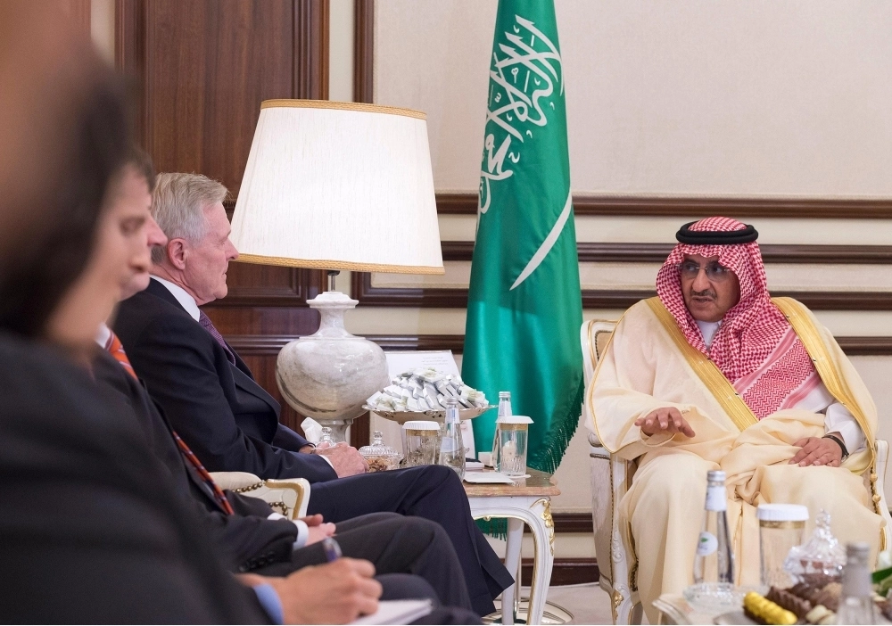 الأمير محمد بن نايف خلال استقباله راي مابوس اليوم في قصر الخليج (واس)