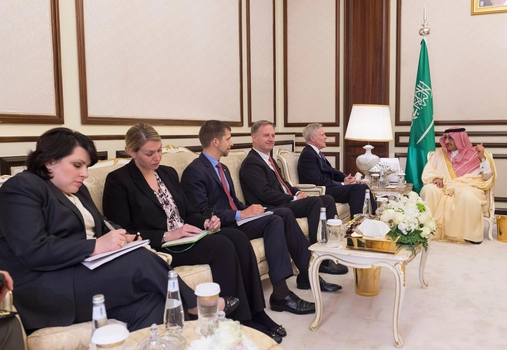 الأمير محمد بن نايف خلال استقباله راي مابوس اليوم في قصر الخليج (واس)