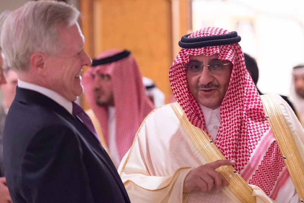 الأمير محمد بن نايف خلال استقباله راي مابوس اليوم في قصر الخليج (واس)