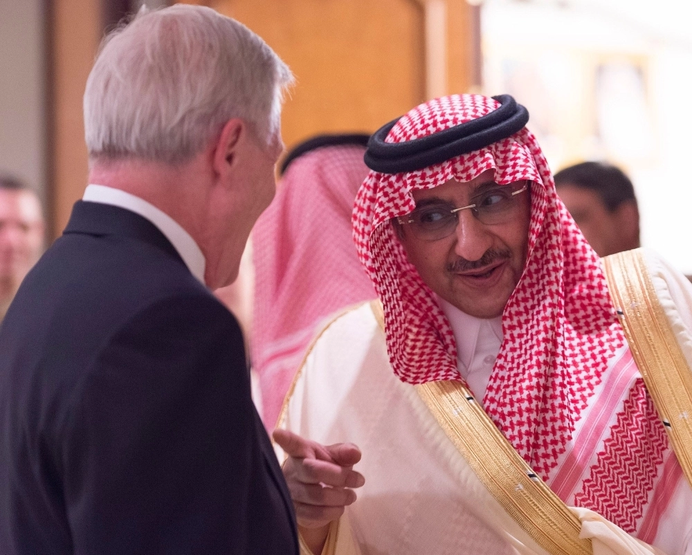 الأمير محمد بن نايف خلال استقباله راي مابوس اليوم في قصر الخليج (واس)