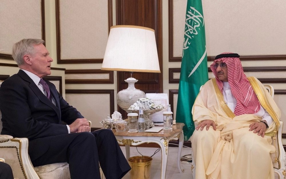 الأمير محمد بن نايف خلال استقباله راي مابوس اليوم في قصر الخليج (واس)