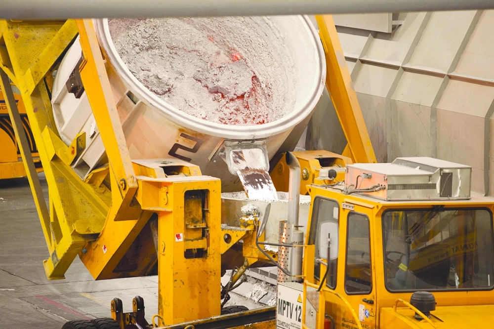 عمليات صهر الألمنيوم في مصنع معادن برأس الخير           (مكة)