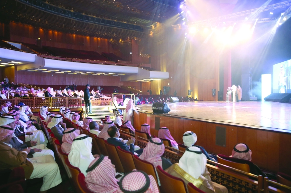 الطريفي متحدثا للأدباء في افتتاح مؤتمرهم بالرياض أمس (زياد الرزيزاء)