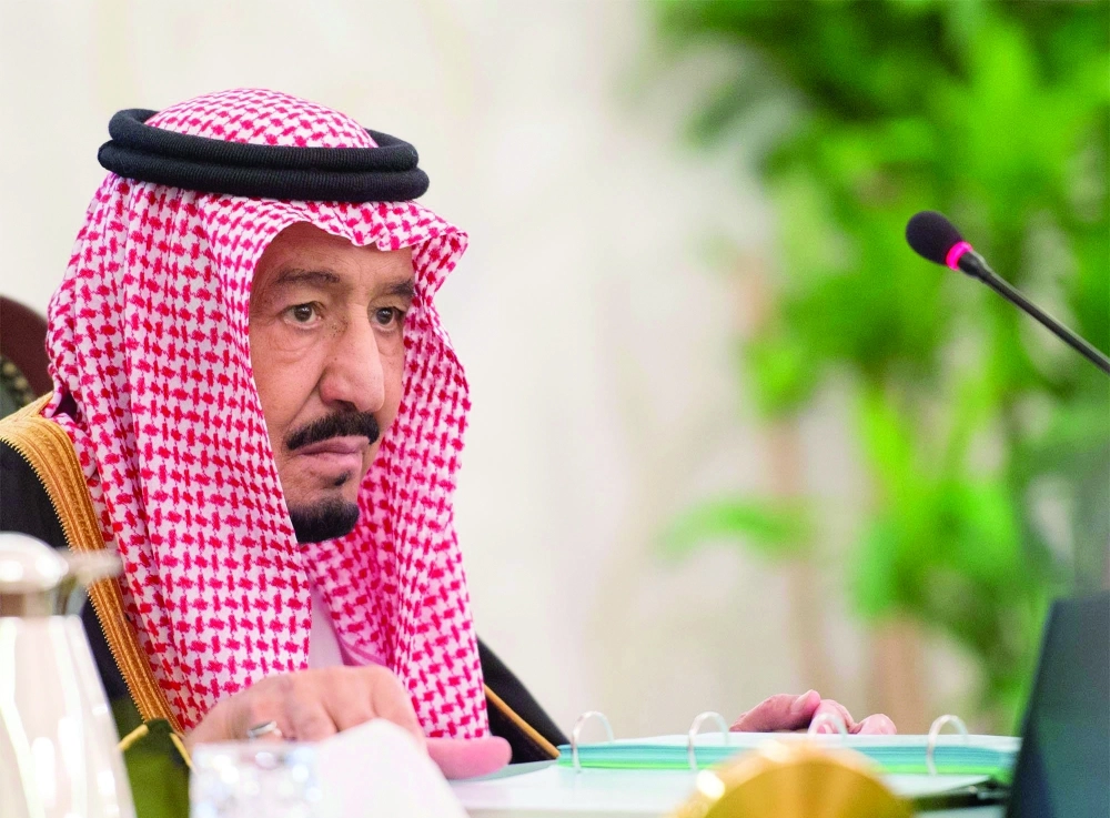 الملك سلمان خلال ترؤسه جلسة مجلس الوزراء في قصر العزيزية بالخبر اليوم (واس)