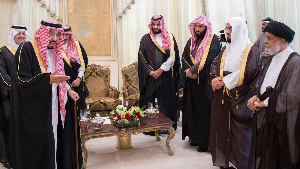 الملك سلمان لدى تدشينه مشروعات الشرقية في قصر العزيزية بالخبر اليوم بحضور ولي العهد وولي ولي العهد (بندر الجلعود)