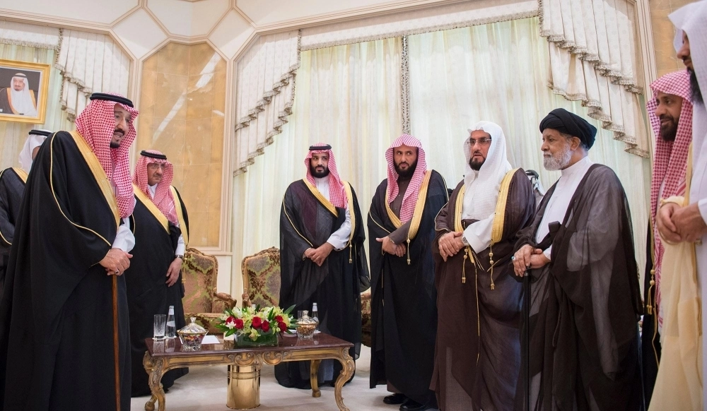 الملك سلمان لدى تدشينه مشروعات الشرقية في قصر العزيزية بالخبر اليوم بحضور ولي العهد وولي ولي العهد (بندر الجلعود)