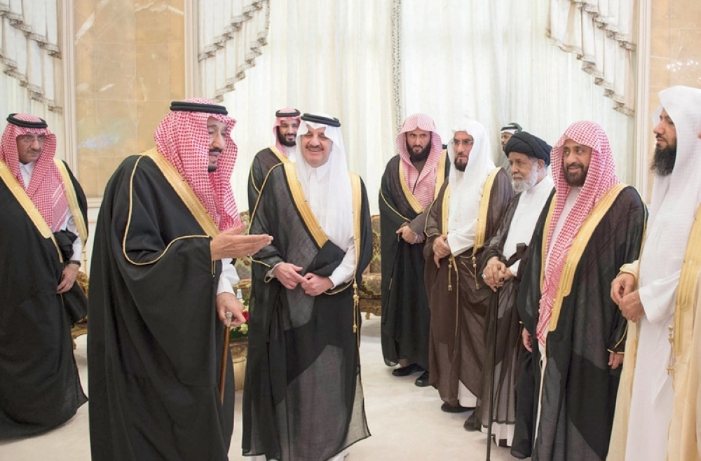 الملك سلمان متحدثا خلال التدشين بحضور الأمراء سعود بن نايف ومحمد بن نايف ومحمد بن سلمان ( بندر الجلعود)