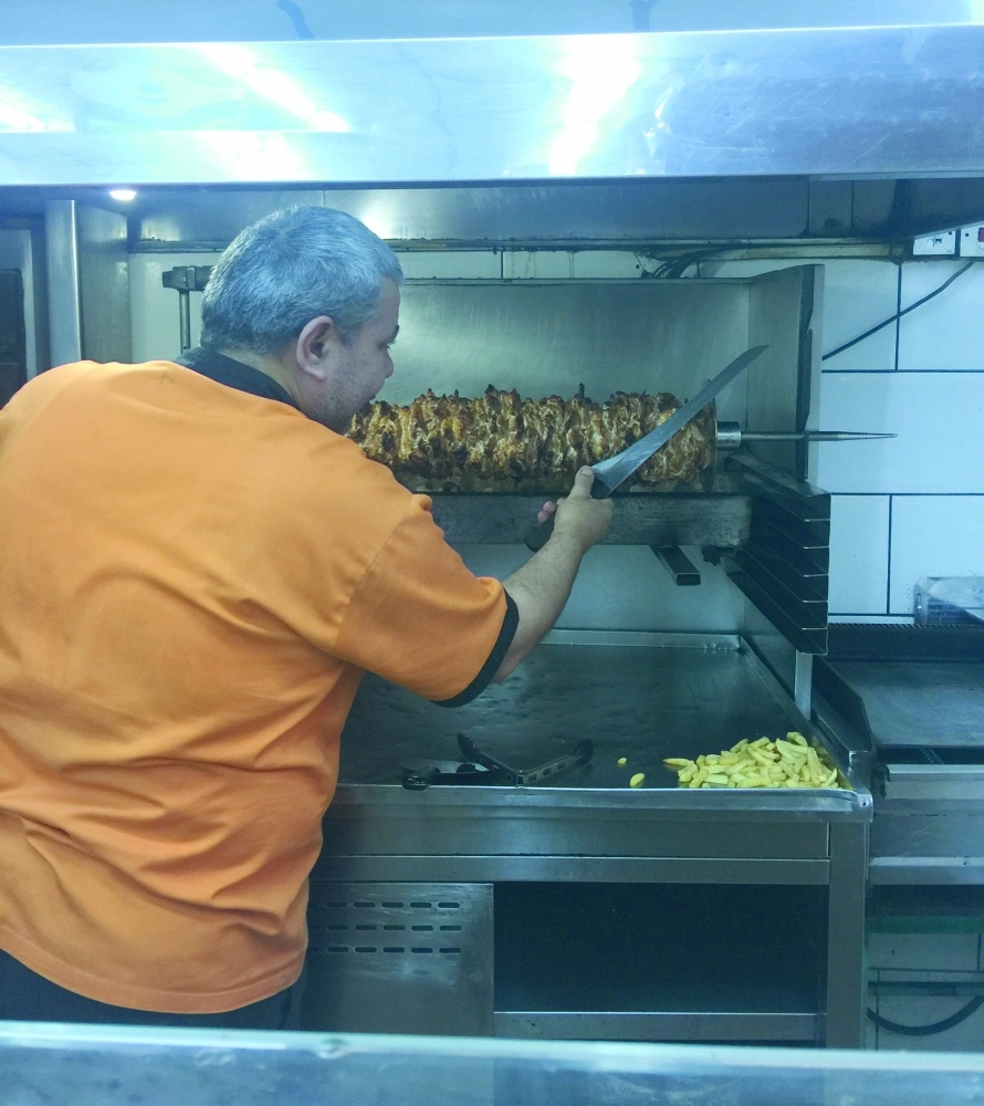 معلم شاورما في أحد محلات جدة أمس                    (مكة)