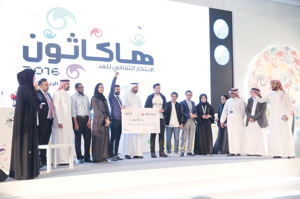 فريق «ليميت ليس» الفائز بالمركز الأول                 