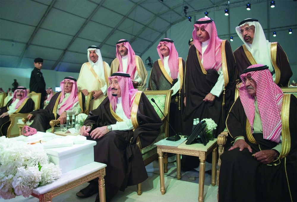 الملك سلمان يتابع عرضا عن المشاريع                              (بندر الجلعود)