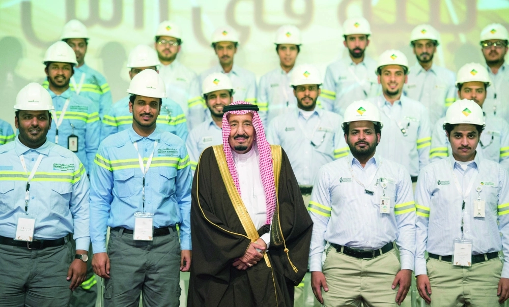 الملك سلمان يتوسط عددا من العاملين في رأس الخير (بندر الجلعود)
