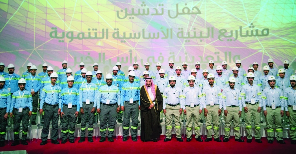 خادم الحرمين يتوسط عددا من العاملين في رأس الخير             (بندر الجلعود)