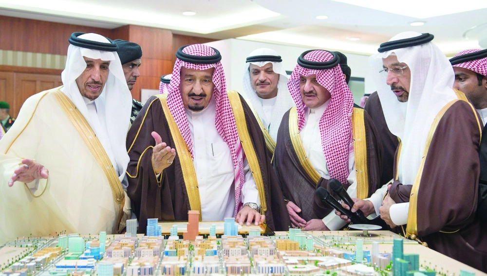 خادم الحرمين يطلع على مجسم لأحد المشاريع (واس)