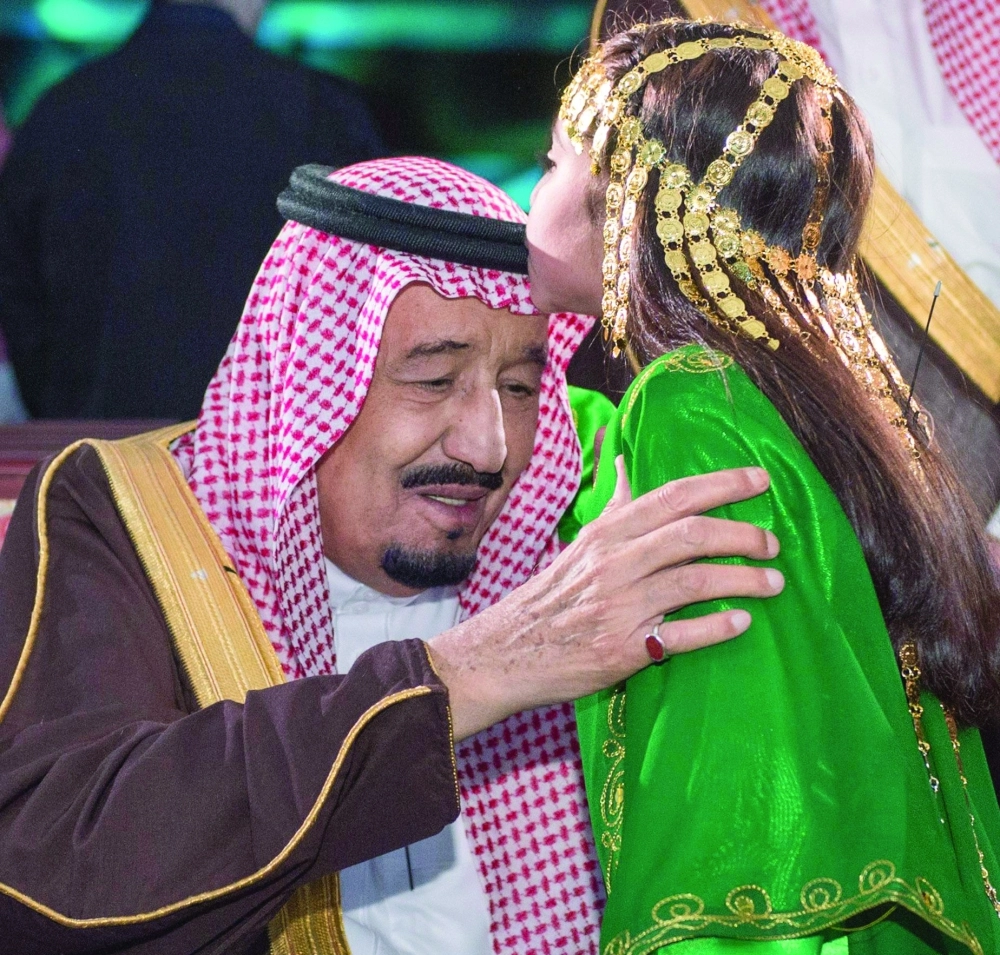 .. وطفلة تطبع قبلة على رأسه