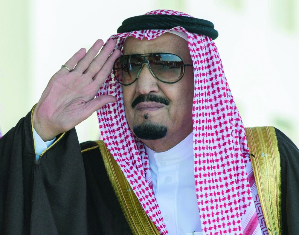 .. وأثناء السلام الملكي