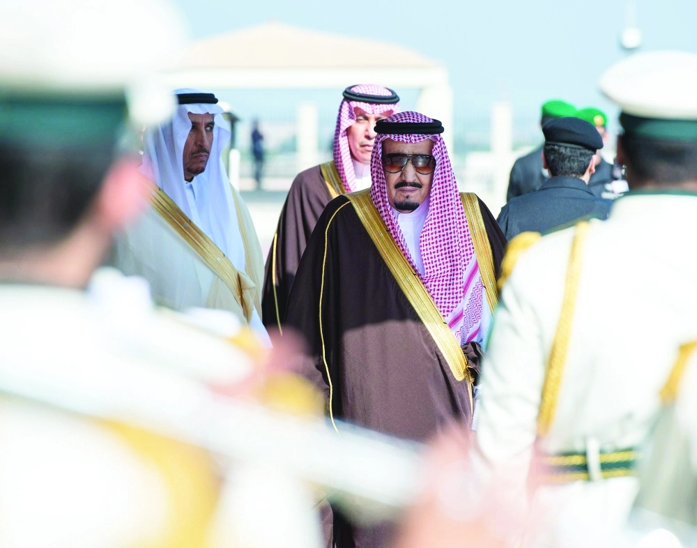 الملك سلمان أثناء السلام الملكي