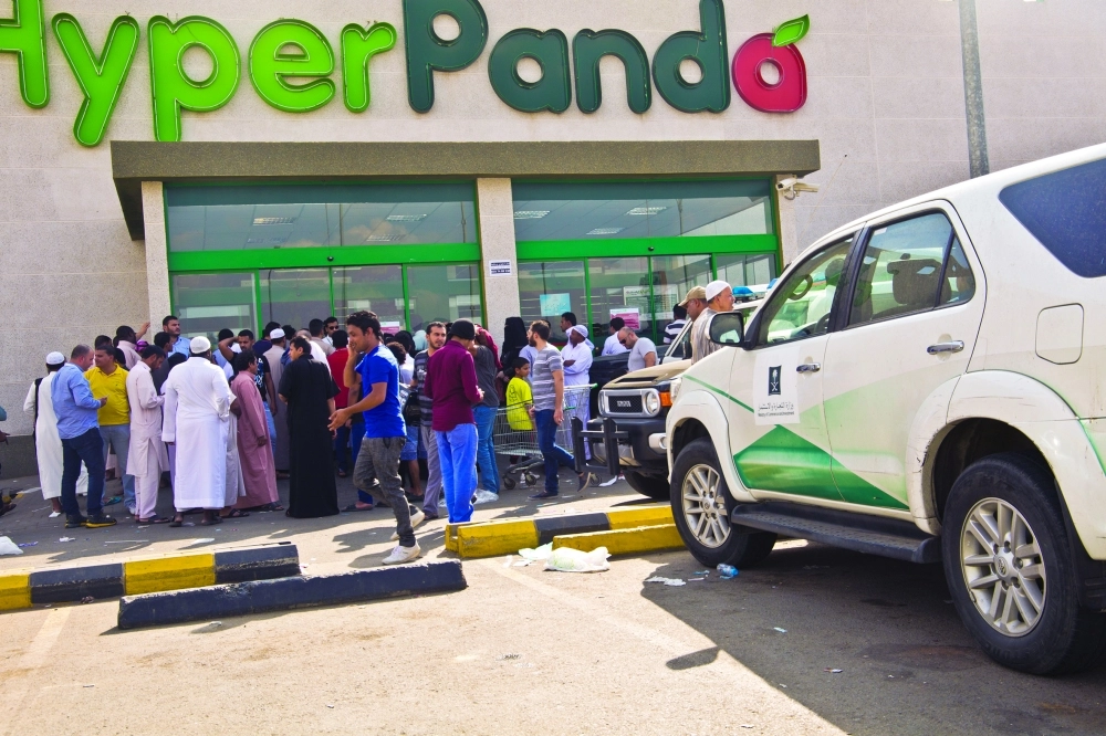 دوريتا الأمن والتجارة أمام فرع لبنده بمكة المكرمة أمس                   (أنس الحارثي)          