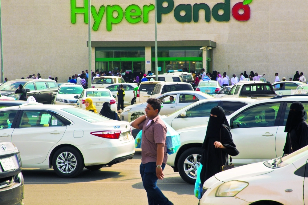 زحام أمام أحد مراكز بنده في مكة المكرمة                                        