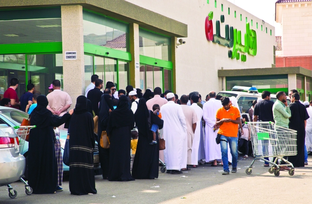 زحام أمام أحد مراكز بنده في مكة المكرمة                                        