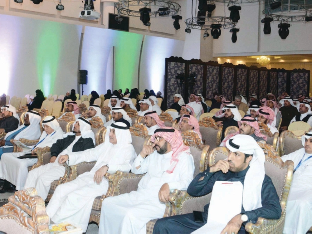 من الحضور في اختتام مؤتمر الأدباء السعوديين أمس (مكة)