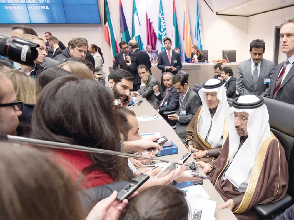 خالد الفالح وبجانبه عبدالعزيز بن سلمان أثناء حديثه للصحفيين في فيينا أمس (أ ف ب )