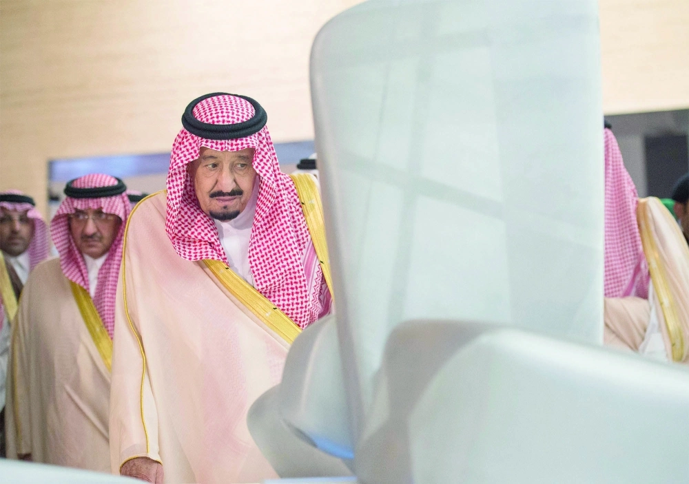 خادم الحرمين يطلع على مجسم المركز (بندر الجلعود)