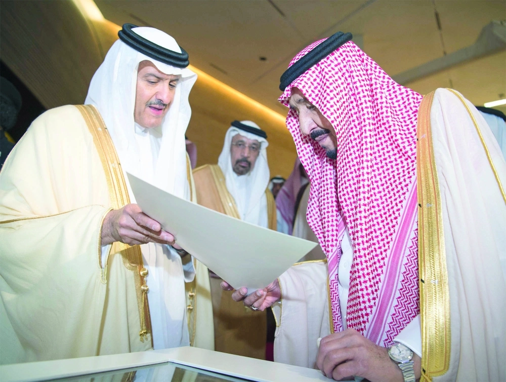 خادم الحرمين في حديث مع الأمير سلطان بن سلمان (بندر الجلعود)