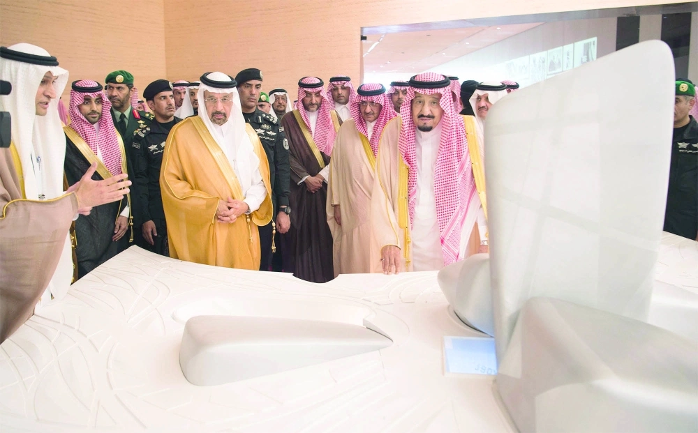 خادم الحرمين يستمع لشرح عن المركز 