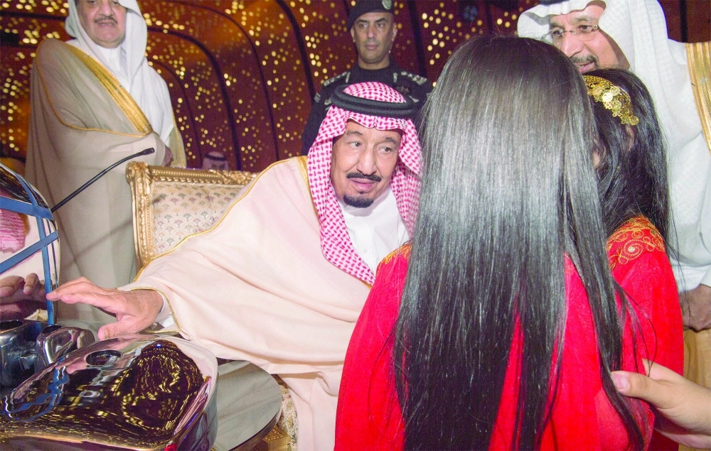 الملك سلمان في حديث أبوي مع الطفلتين 