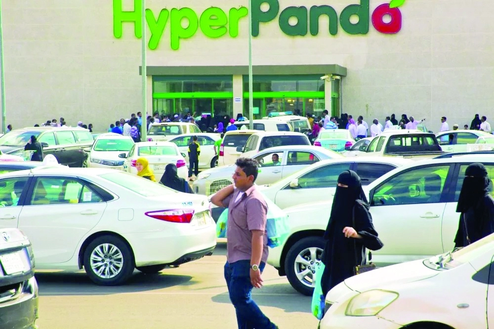 متسوقون أمام أحد المراكز التجارية بمكة      (مكة)