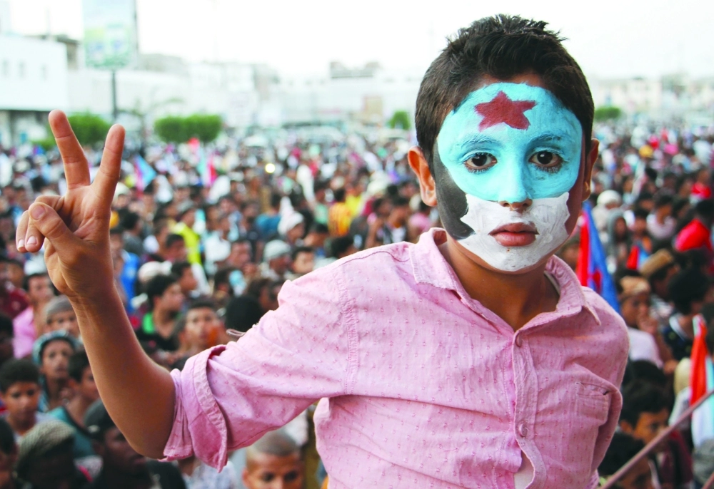 طفل يمني يشير بعلامة النصر في احتفالات عدن بثورة 30 نوفمبر                                                                                      (أ ف ب)