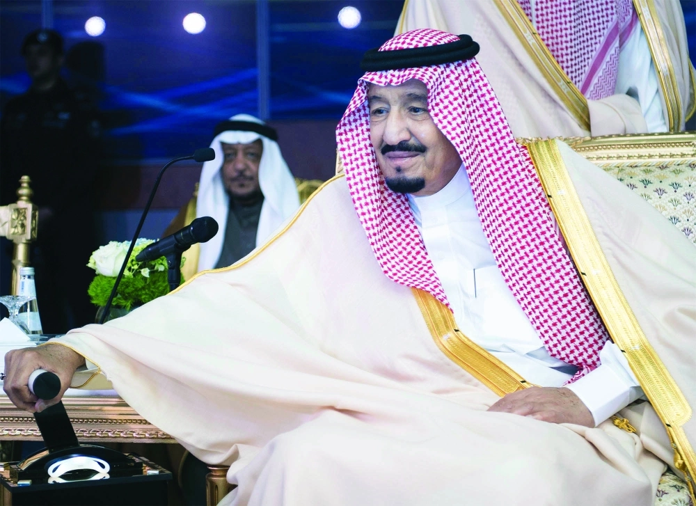 الملك سلمان خلال رفع ذراع التحكم                                                                       (بندر الجلعود)