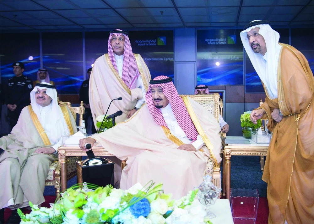 الملك سلمان بن عبدالعزيز أثناء رفع ذراع التحكم (بندر الجلعود) 