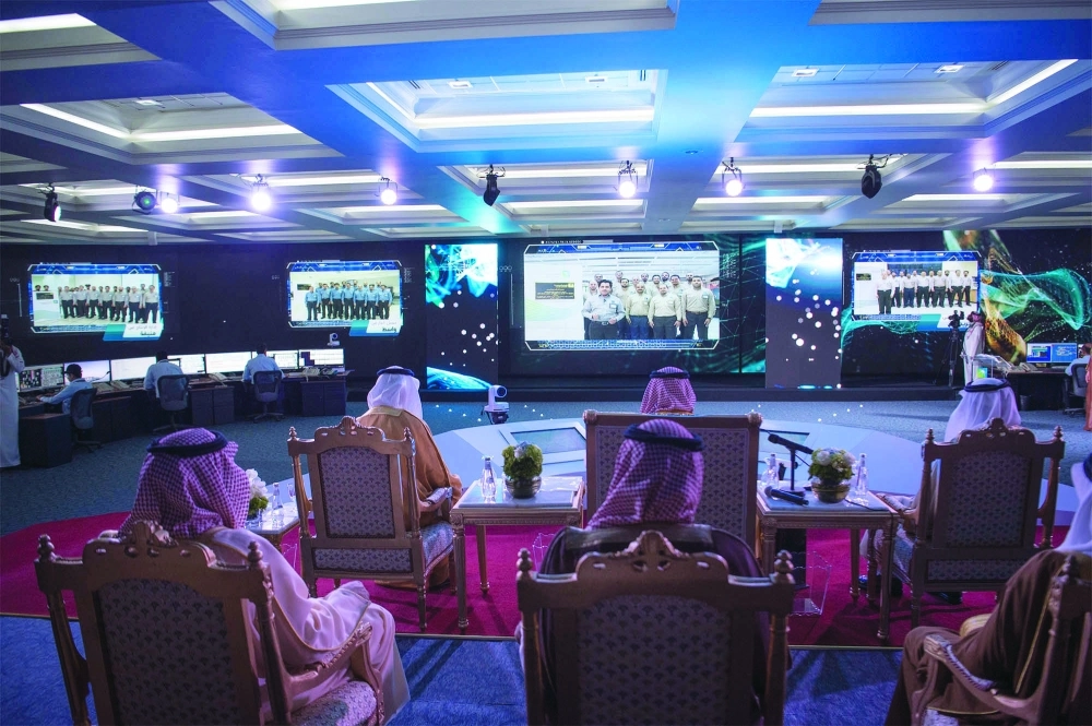 خادم الحرمين الشريفين في مركز التحكم 
