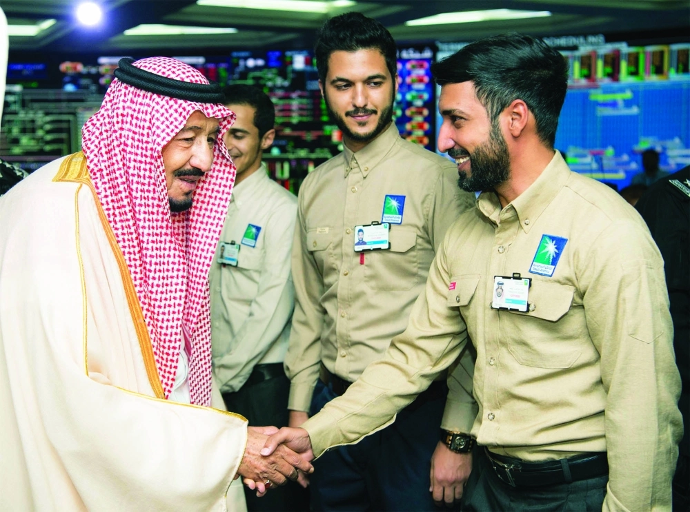 خادم الحرمين الشريفين مع عدد من موظفي المركز (بندر الجلعود)