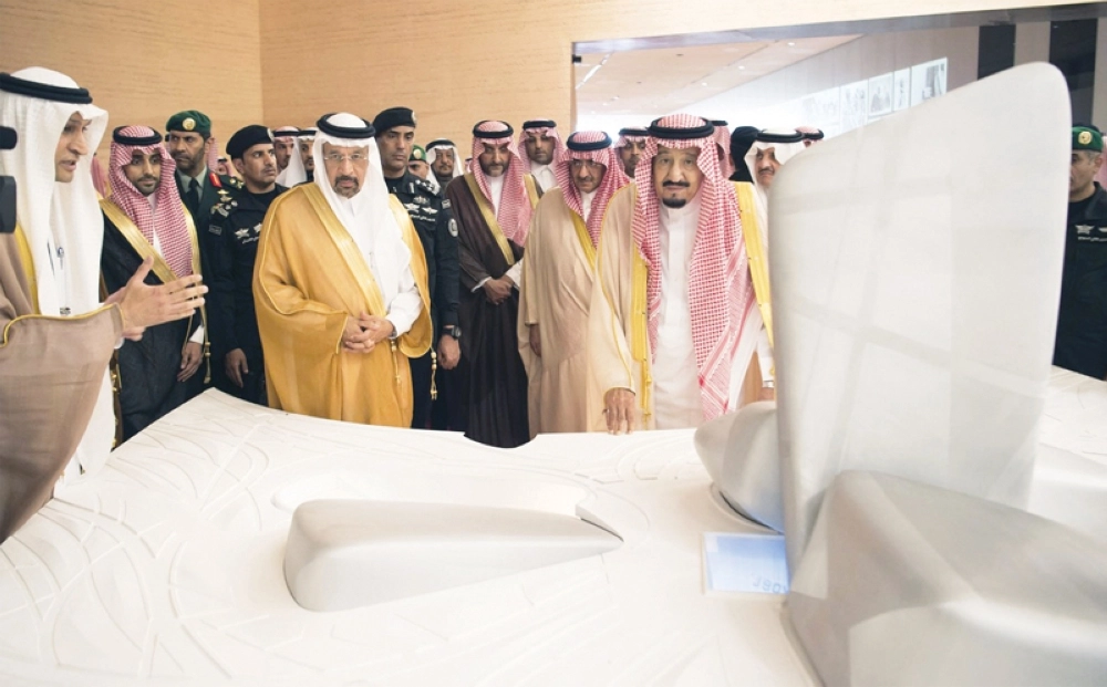 الملك سلمان خلال تدشينه مشاريع أرامكو أمس بحضور ولي العهد (بندر الجلعود)