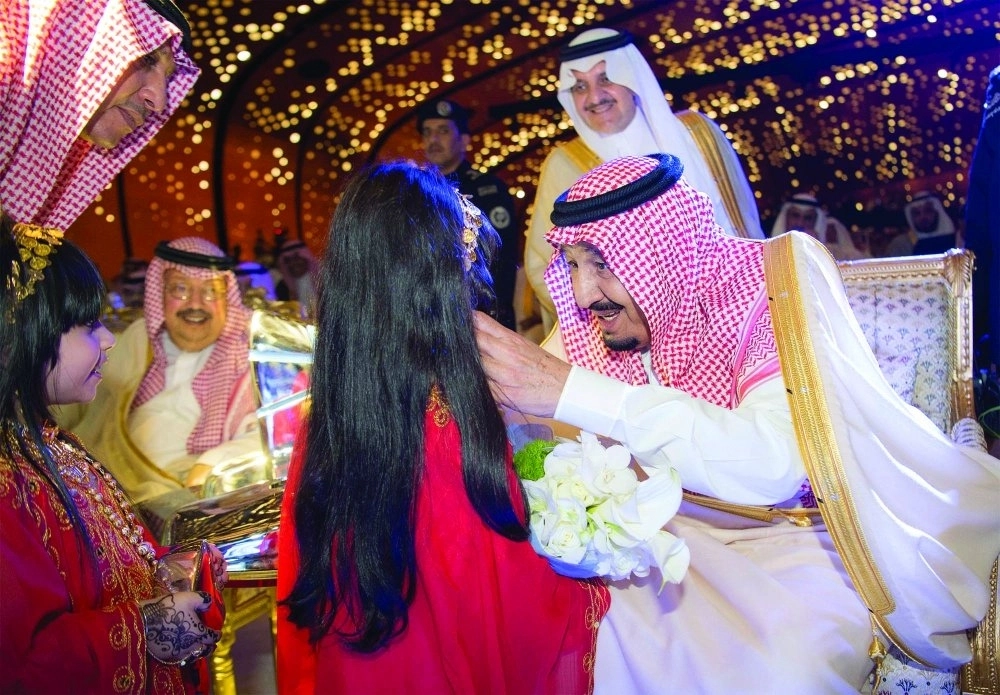 الملك في حديث مع إحدى الطفلتين