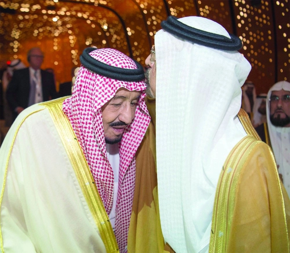 الفالح يقبل رأس خادم الحرمين