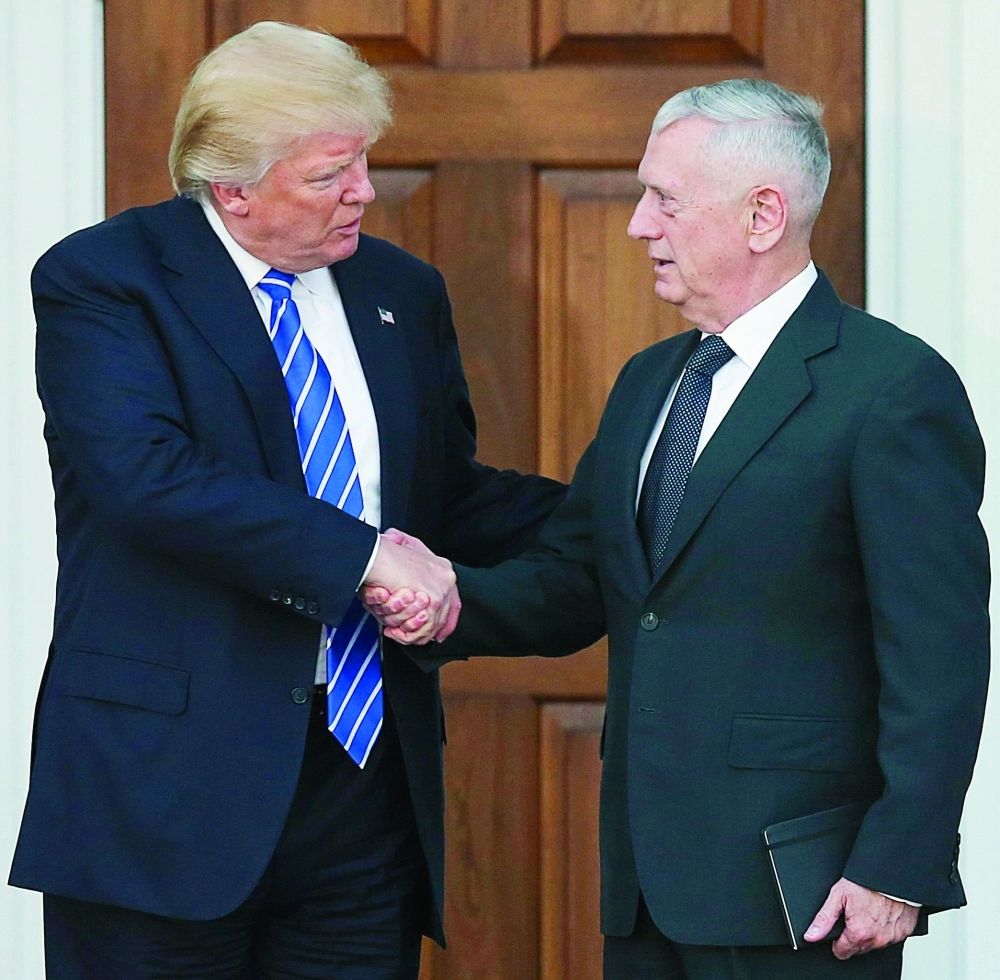 ترامب يصافح الجنرال ماتيس (الكلب المجنون) في نوفمبر الماضي                    (إ ب أ)